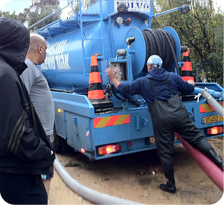 שואבים את המים במתחם איסקוב