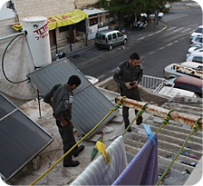 שוטרים מחפשים סמים בגג מבנה